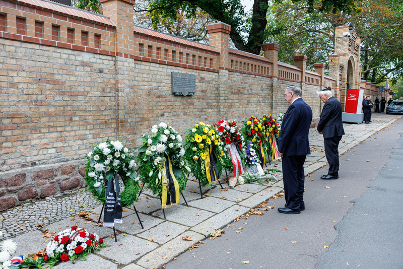  Ministerpräsident Dr. Reiner Haseloff und Bundespräsident Frank-Walter Steinmeier vor Trauerkränze vor der Synagoge.
