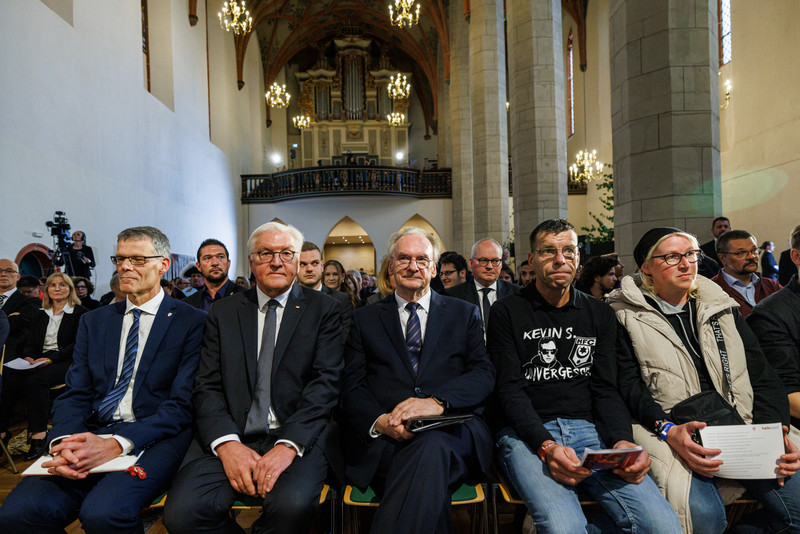 Ministerpräsident Dr. Reiner Haseloff und Bundespräsident Frank-Walter Steinmeier sowie weitere Teilenehmer in der Ulrichskirche.