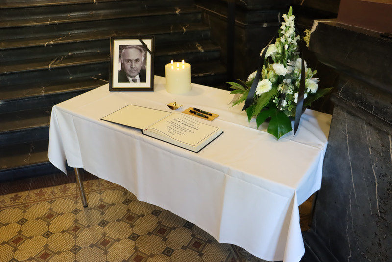 Das Bild zeigt das ausgelegte Kondolenzbuch für Wolfgang Böhmer.