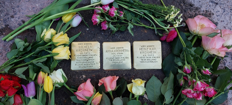 Das Bild zeigt die Verlegung drei Stolpersteine.