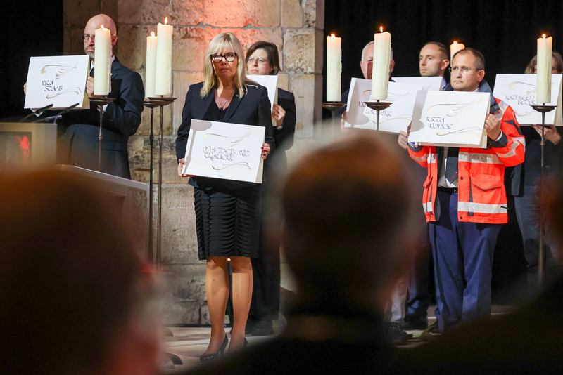 Oberbürgermeisterin Simone Borris hält ein Namensschild.