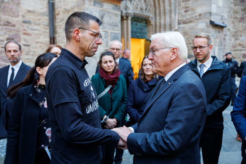 Bundespräsident Frank-Walter Steinmeier und der Vater vom ermorderten Kevin.