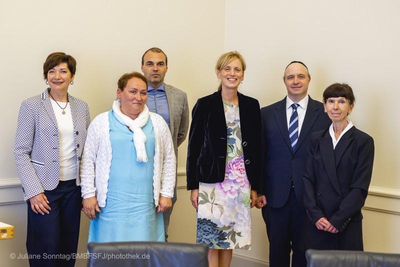 v.l.n.r.: Rimma Fil, Inessa Myslitska, Aron Russ, Ministerin Karin Prien, Landesrabbiner Daniel Fabian, Larisa Korshevnyuk