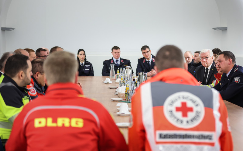 Bundespräsident Frank Walter Steinmeier und Ministerpräsident Dr. Reiner Haseloff im Gespräch mit Hilfs- und Rettungskräften.