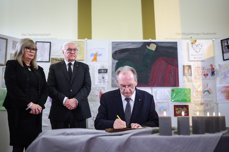 Ministerpräsident Dr. Reiner Haseloff trägt sich in das Kondolenzbuch der Stadt Magdeburg ein.