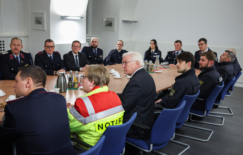 Bundespräsident Frank Walter Steinmeier und Ministerpräsident Dr. Reiner Haseloff im Gespräch mit Hilfs- und Rettungskräften.