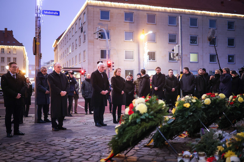 Kranzniederlegung an der Johanniskirche.