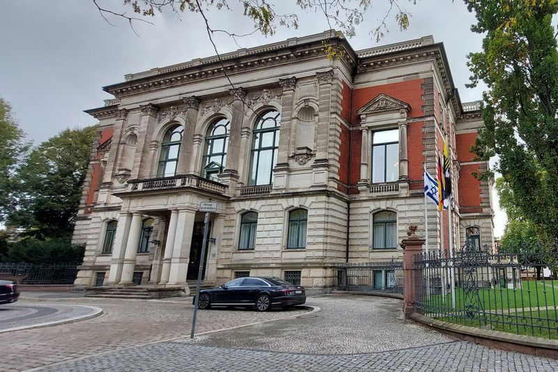 Das Bild zeigt die jüdische Flagge vor der Staatskanzlei.