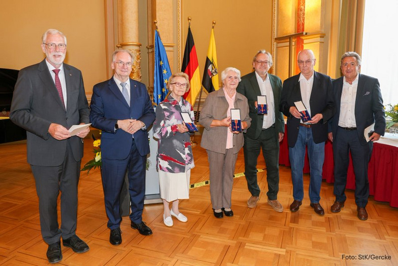 Das Bild zeigt Ministerpräsident Dr. Reiner Haseloff, Landtagspräsident D. Gunnar Schellenberger, Staatsminister Rainer Robra mit den Ausgezeichneten Das Bild zeigt Ministerpräsident Dr. Reiner Haseloff, Landtagspräsident D. Gunnar Schellenberger, Staatsminister Rainer Robra mit den Ausgezeichneten.