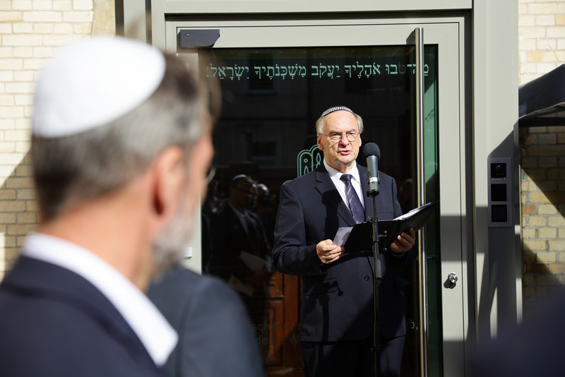 Ministerpräsident Dr. Reiner Haseloff während seine Rede in der Synagoge Halle (Saale).