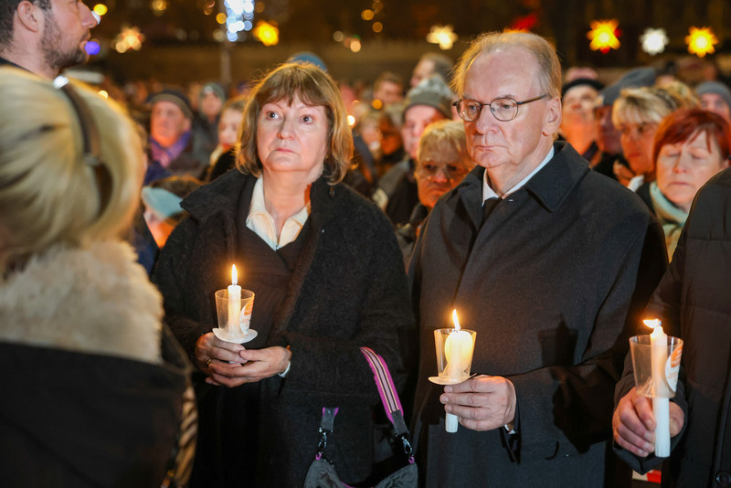 Herr und Frau Haseloff gedenken der Opfer.