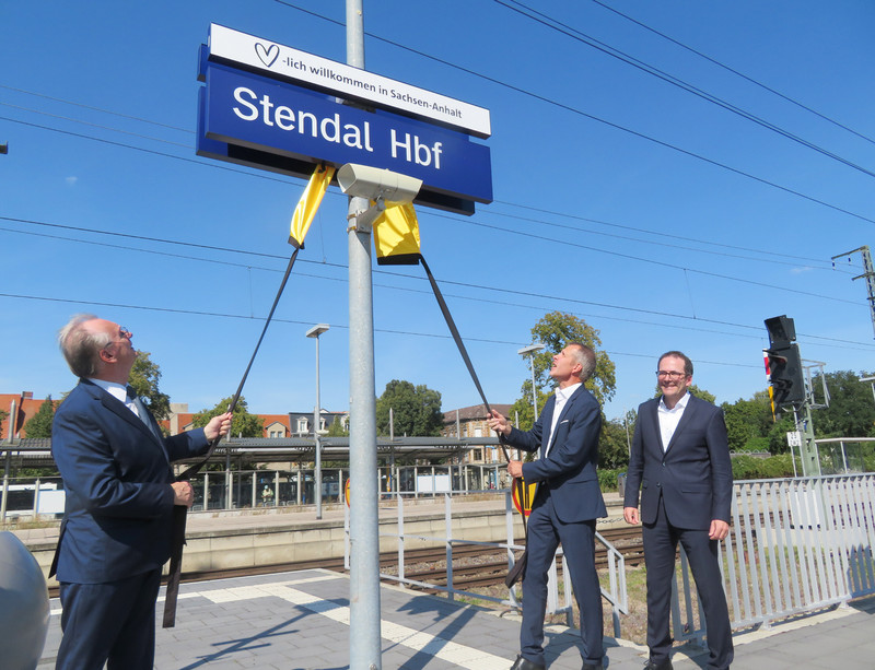 Das Bild zeigt die Enthüllung des neuen Bahnhofschildes in Stendal