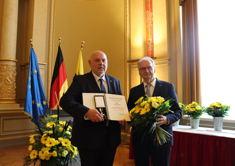 Das Bild zeigt Ministerpräsident Dr. Reiner Haseloff (rechts) und Max Privorozki.