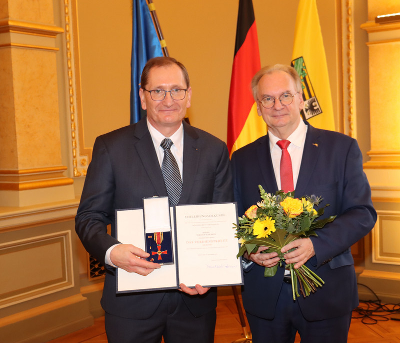 Das Bild zeigt Torsten Schubert (links) und Ministerpräsident Dr. Reiner Haseloff mit der Auszeichnung.