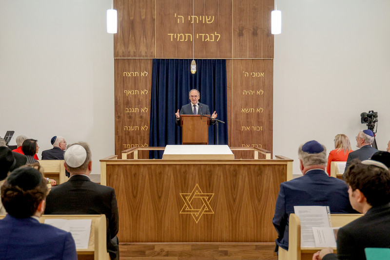 Das Bild zeigt Ministerpräsident Dr. Reiner Haseloff während seiner Rede zur Eröffnung der Synagoge Magdeburg.