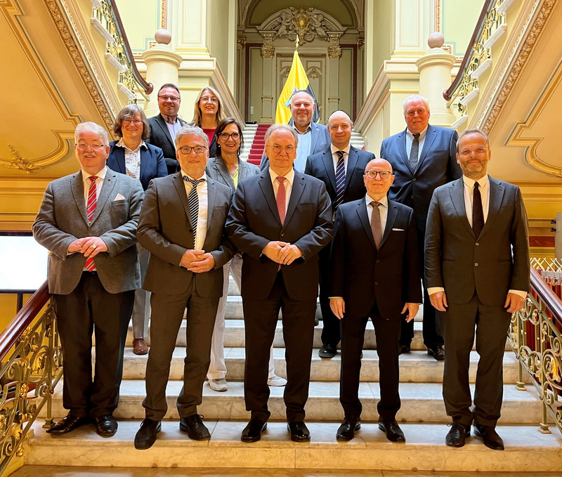 Das Bild zeigt Ministerpräsident Dr. Reiner Haseloff und der Beirat für jüdisches Leben in Sachsen-Anhalt.