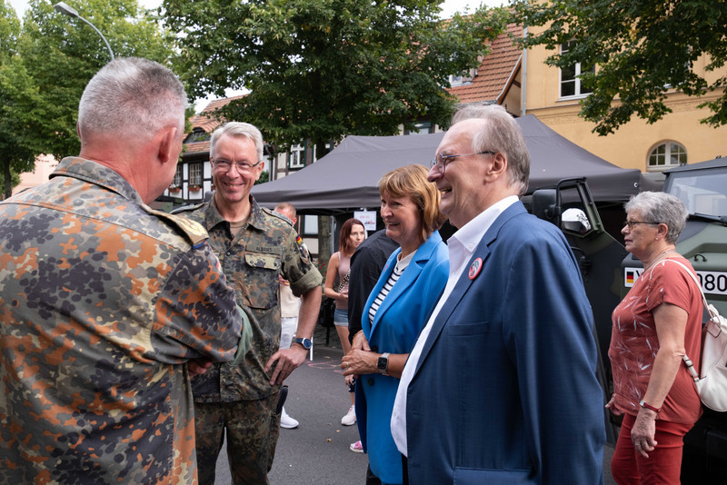 Ministerpräsident Haseloff besucht die Bundeswehr.