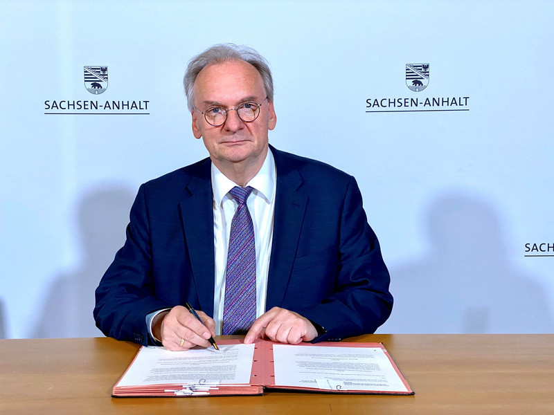 Das Bild zeigt Ministerpräsident Dr. Reiner Haseloff bei der Unterzeichnung des Staatsvertrages.