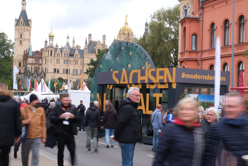 Besucher am Stand von Sachsen-Anhalt.