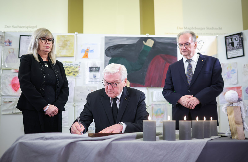 Bundespräsident Frank Walter Steinmeier trägt sich in das Kondolenzbuch der Stadt Magdeburg ein.