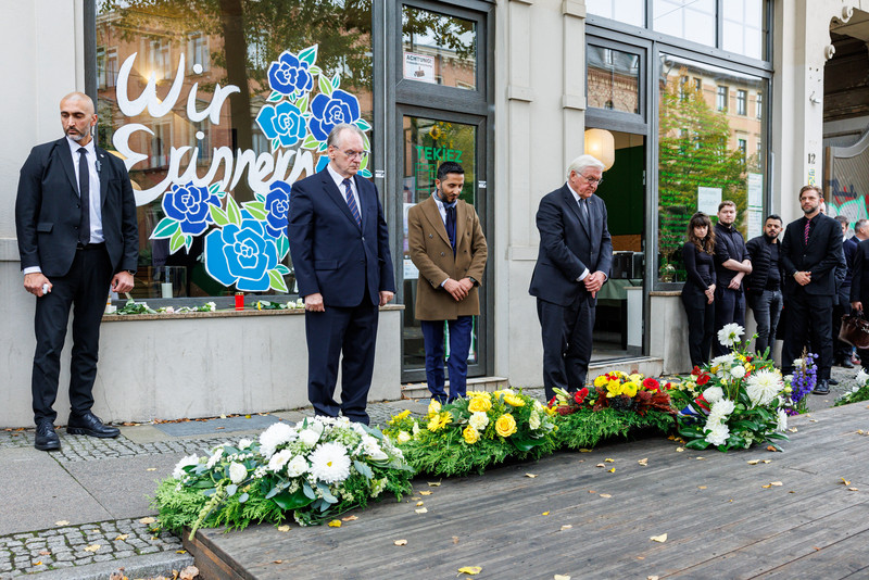 Ministerpräsident Dr. Reiner Haseloff und Bundespräsident Frank-Walter Steinmeier am KiezDöner in Halle.