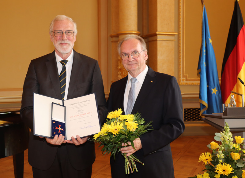 Das Bild zeigt Rainer Robra und Ministerpräsident Dr. Reiner Haseloff.