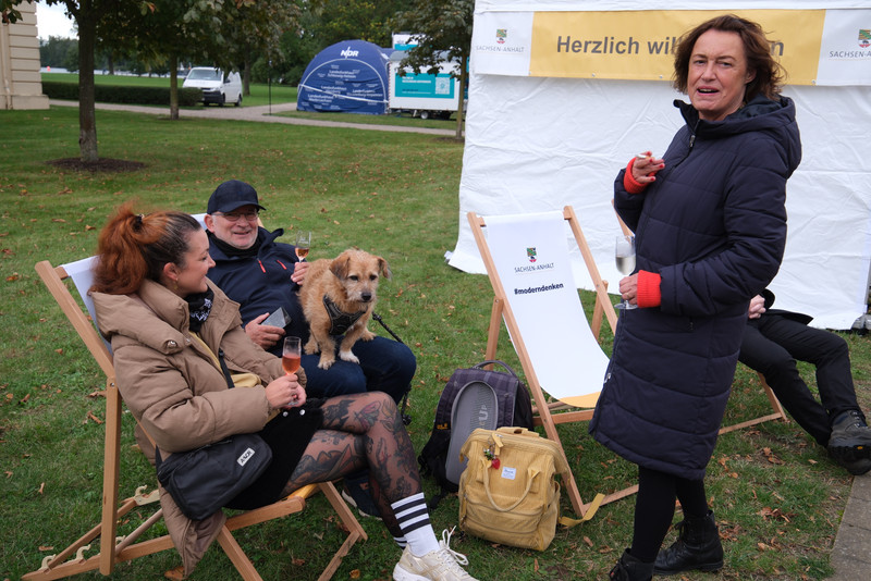 Ruhepause auf  Liegestühle am Sachsen-Anhalt-Stand.