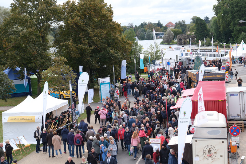 Besucher auf der Festmeile.