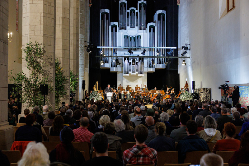 Das Bild zeigt die Menschen in der Ulrichskirche.