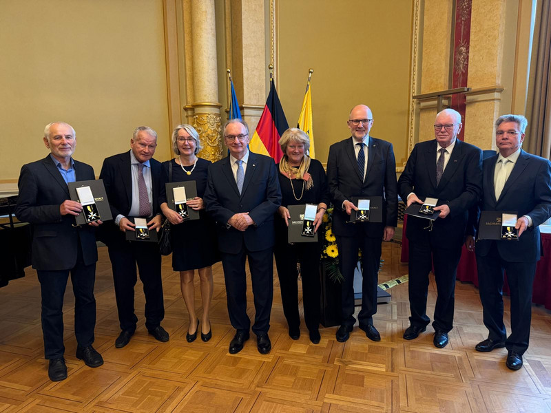 Ministerpräsident Dr. Reiner Haseloff und die Ausgezeichneten.