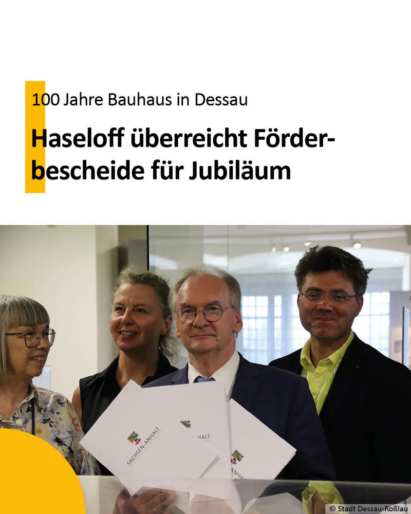 Das Bild zeigt Ministerpräsident Dr. Reiner Haseloff bei der Bescheidübergabe.