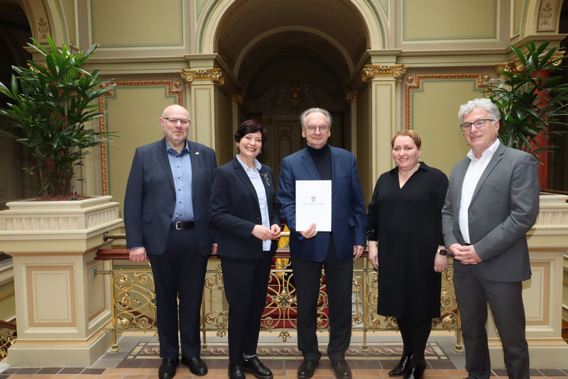 v.l.n.r. Max Privorozki,  Rimma Fil, Ministerpräsident Dr. Reiner Haseloff,  Inessa Myslitska, Dr. Wolfgang Schneiß