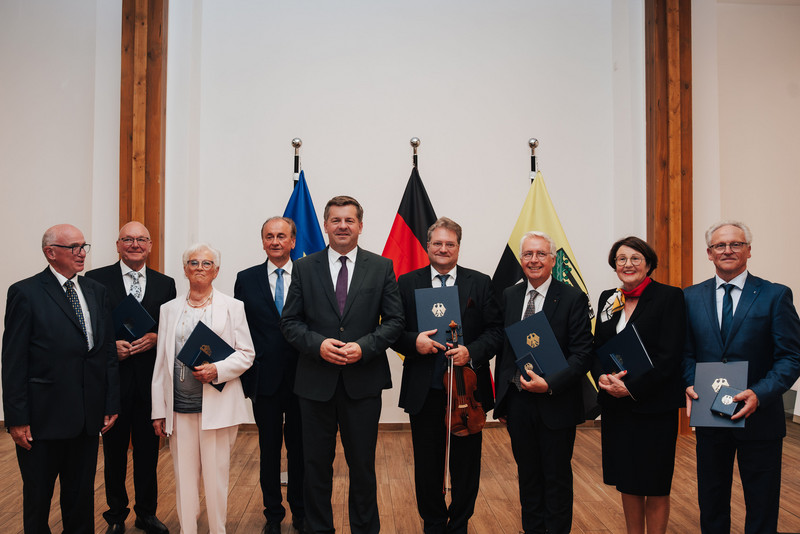 Ministerpräsident Sven Schulze mit den Ausgezeichneten.