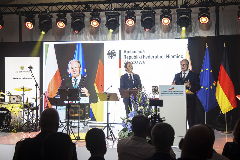 Das Bild zeigt Ministerpräsident Dr. Reiner Haseloff während seiner Rede in Warschau.