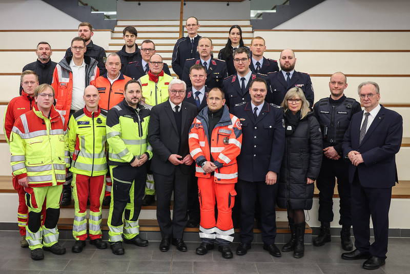 Gruppenfoto mit Bundespräsident Frank Walter Steinmeier, Ministerpräsident Dr. Reiner Haseloff und den Hilfs- und Rettungskräften.