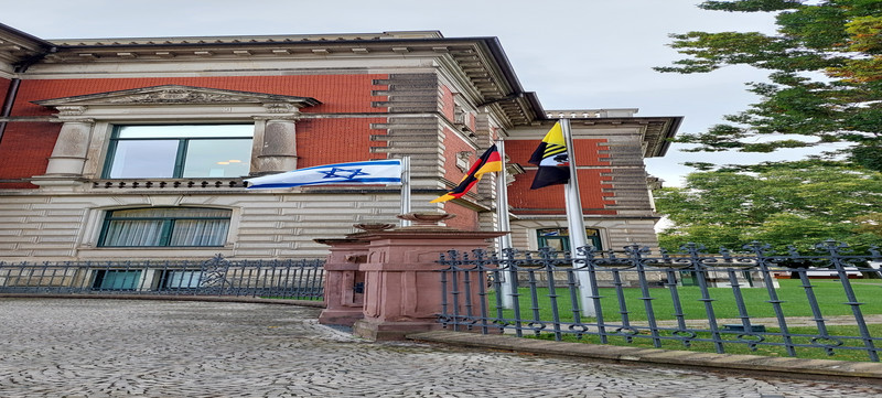 Flaggen vor der Staatskanzlei