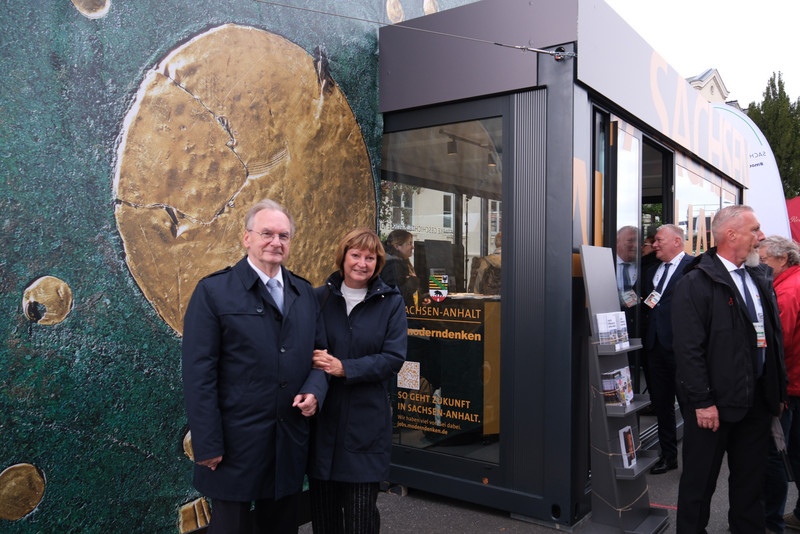 Ministerpräsident Dr. Reiner Haseloff und Frau Dr. Gabriele Haseloff vor der Himmelsscheibe.