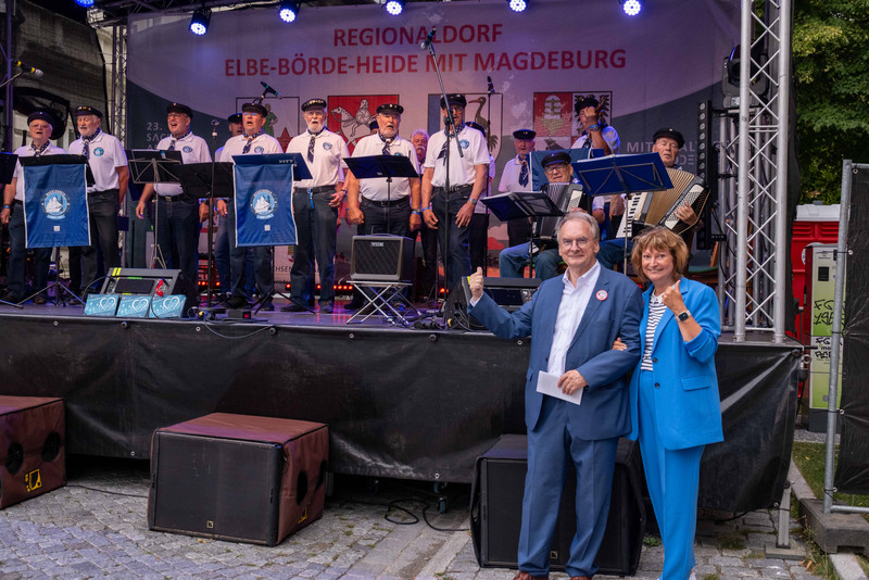 Herr und Frau Haseloff an der Bühne vom Regionaldorf Elbe-Börde-Heide.