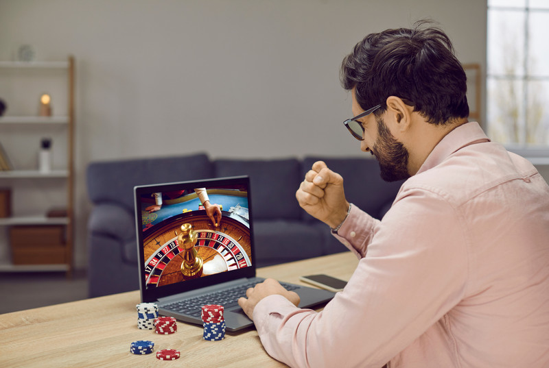Das Bild zeigt einen Mann bei einem Online-Glücksspiel.