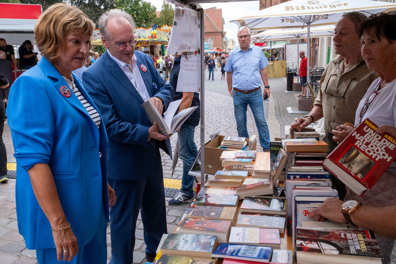 Ministerpräsident Dr. Reiner Haseloff und seine Gattin während des Rundgangs durch das Festgelände.