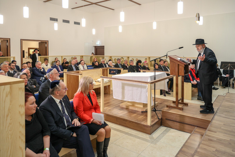 Das Bild zeigt Teilnehmer bei der Eröffnung der Synagoge in Magdeburg.