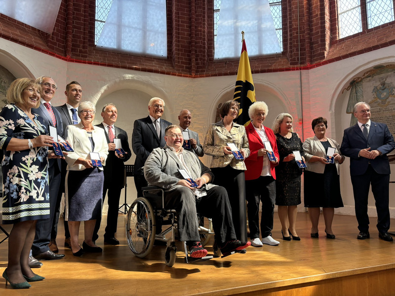 Das Bild zeigt Bundespräsident Steinmeier und Ministerpräsident Haseloff mit den Geehrten.