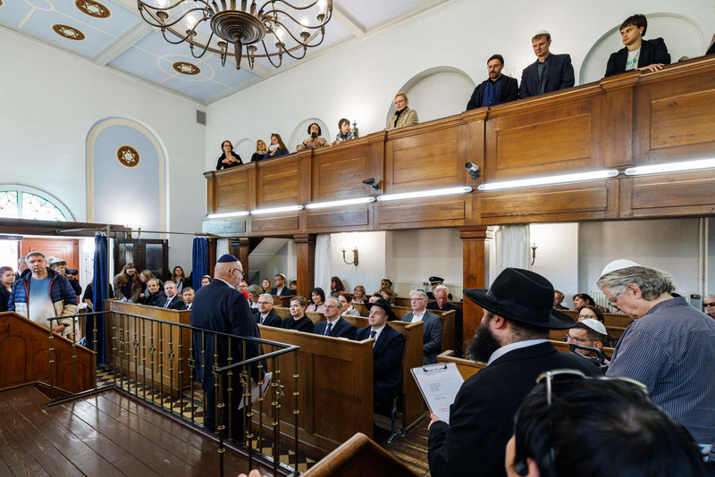 In der Synagoge.