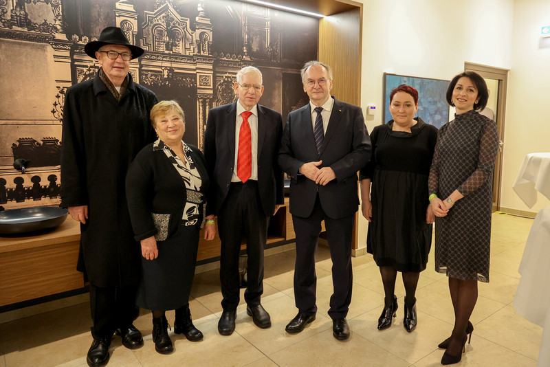 Das Bild zeigt Teilnehmer bei der Eröffnung der Neuen Synagoge.