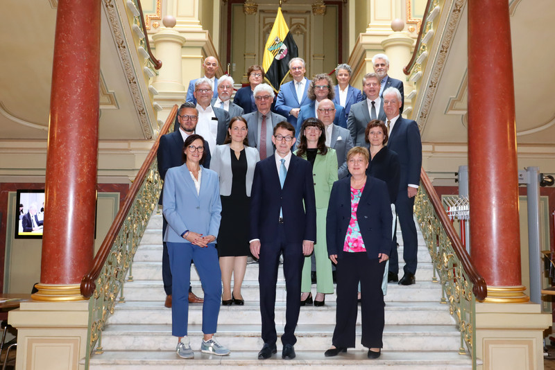 Das Bild zeigt die Mitglieder der Regierungskommission sowie Ministerpräsident Dr. Reiner Haseloff und weitere Kabinettsmitglieder. Das Bild zeigt die Mitglieder der Regierungskommission sowie Ministerpräsident Dr. Reiner Haseloff und weitere Kabinettsmitglieder.