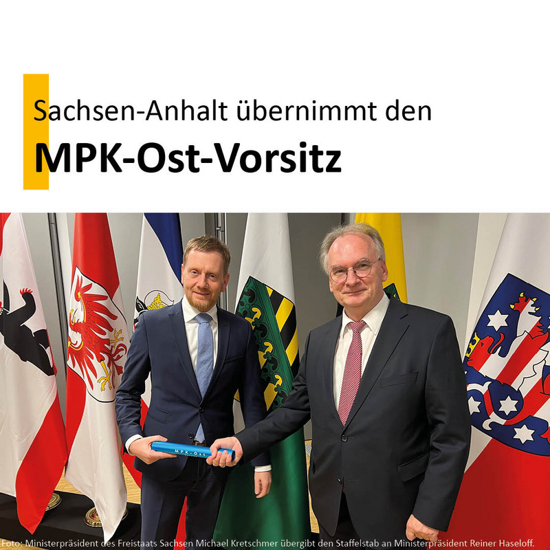Sachsens Ministerpräsident Michael Kretschmer übergibt den Staffelstab an Sachsen-Anhalts Ministerpräsident Dr. Reiner Haseloff.