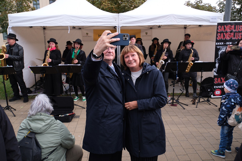 Ministerpräsident Dr. Reiner Haseloff und Frau Dr. Gabriele Haseloff machen ein Selfie.