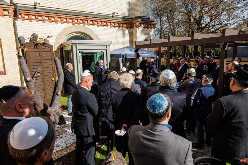 Ministerpräsident Dr. Reiner Haseloff hält seine Trauerrede vor den Gästen in der Synagoge.