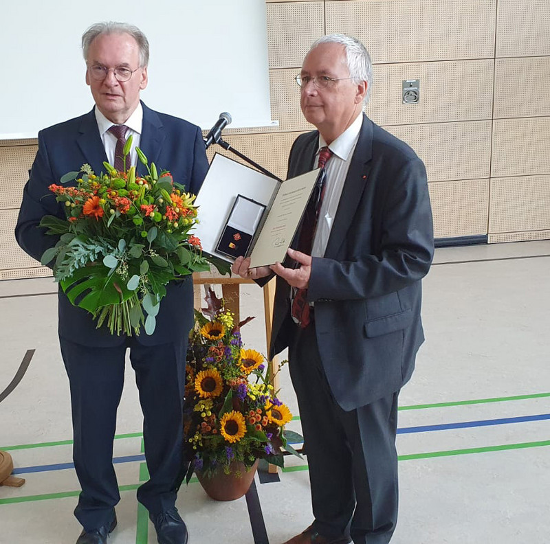 Das Bild zeigt Ministerpräsident Dr. Reiner Haseloff und Dr. Nikolaus Särchen bei der Übergabe der Ehrennadel.