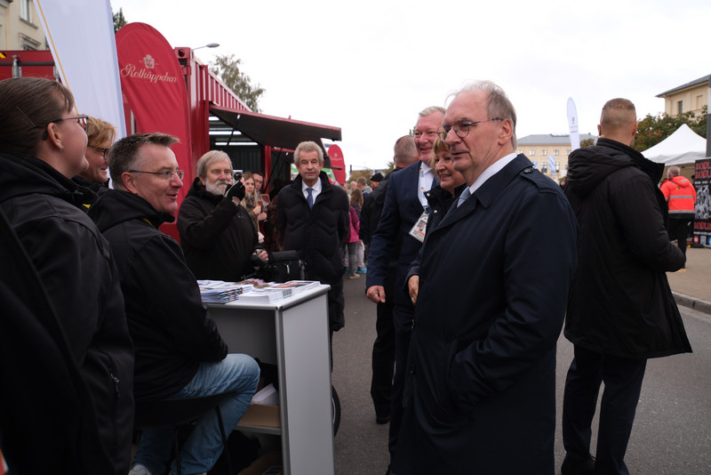 Ministerpräsident Dr. Reiner Haseloff und Frau Dr. Gabriele Haseloff am Stand von Sachsen-Anhalt.